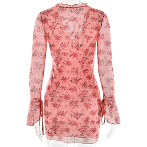 Détails du dos d'une robe en mesh rose à fleurs avec poignets évasés et cordon de serrage