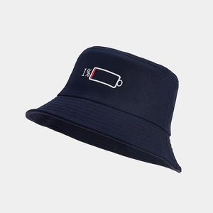 Détail de la broderie batterie 1% sur chapeau bob en coton bleu foncé aux coutures précises