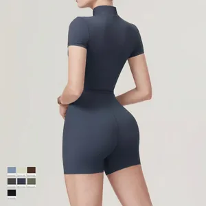 Combinaison de yoga gris bleu foncé à manches courtes avec col montant épuré
