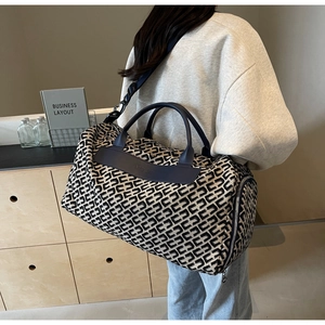 Dettaglio della borsa da viaggio grande con motivi geometrici e manici in pelle Koco Bag