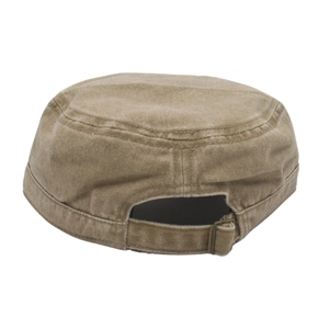 Vista posteriore del cappello militare kaki in cotone lavato con fibbia in metallo regolabile