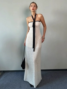 Robe licou élégante en tricot blanc avec bordure noire contrastante et coupe ajustée
