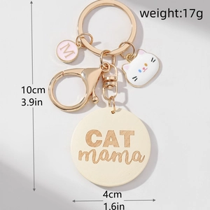 Détail du pendentif Cat Mama en bois avec breloque chat blanc et lettre M rose