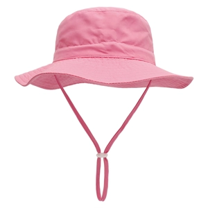 Dettaglio cappello sole rosa per bambini con cinturino regolabile e tesa larga in cotone