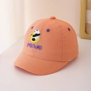 Detaillierte Nahaufnahme einer orangefarbenen Baby-Baseballmütze mit Panda-Stickerei