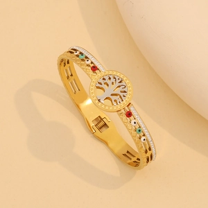 Primo piano dettagliato di un bracciale dorato con design albero della vita e cristalli