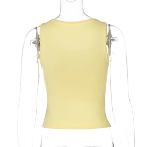 Dettaglio canotta slim fit giallo brillante con dorso a vogatore su manichino trasparente
