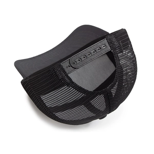 Cappellino trucker nero con rete traspirante e chiusura snapback regolabile sul retro