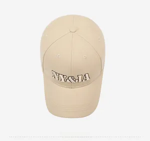 Vue de dessus d'une casquette beige en coton avec broderie 3D de NY et JA