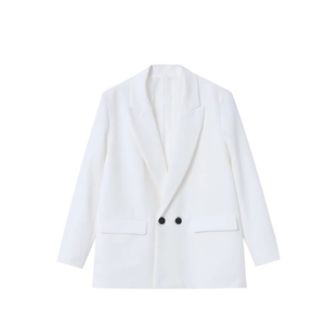 Détail d'un blazer blanc croisé montrant le col à revers et les boutons noirs contrastants
