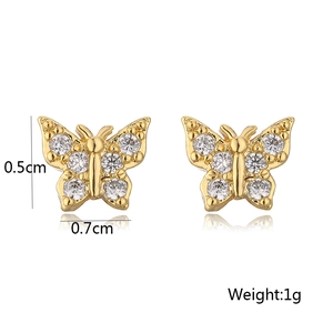 Detalle de mini pendientes de mariposa bañados en oro 18K con piedras de circón
