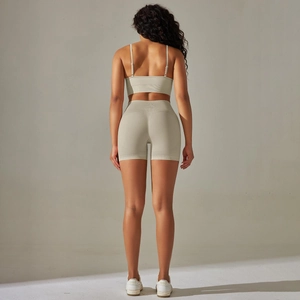 Detailansicht des nahtlosen Rippstrick-Materials bei den Yoga-Shorts und dem Sport-BH
