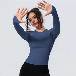 Détail du haut de yoga bleu marine cintré avec col rond et tissu stretch respirant