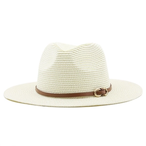 Nahaufnahme von Stroh-Cowboyhut mit braunem Lederband und goldener Schnalle für Damen
