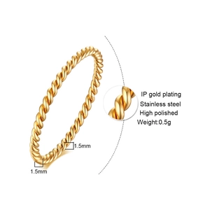 Detaillierte Makroansicht der 1,5 mm gedrehten Seilstruktur des goldenen Edelstahlrings