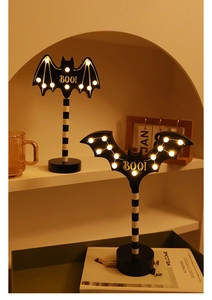 Halloween houten vleermuis LED nachtlampje detail, creatieve sfeervolle tafeldecoratie in interieur.