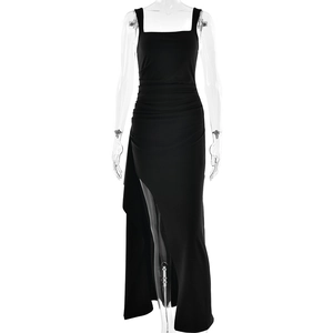 Robe de soirée noire élégante à bretelles, fente latérale et taille froncée chic