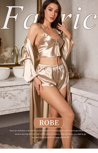 Détail de l'ensemble de nuit en satin champagne avec peignoir et haut sur un modèle