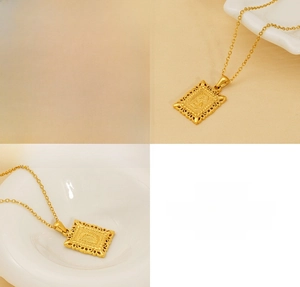 Détail du collier en acier inoxydable plaqué or 18K avec pendentif lettre évidé