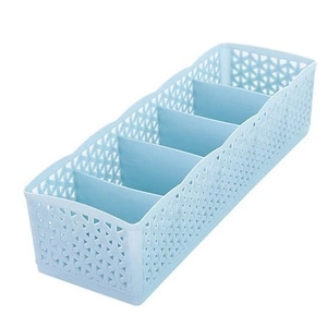 Stapelbare hellblaue Organizer-Box aus Kunststoff mit fünf Fächern und Rautenmuster-Design