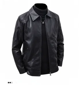 Détail de la veste noire en similicuir montrant le revers classique et la fermeture éclair