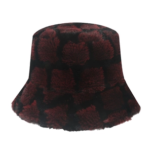 Dicker Winter-Fischerhut aus Kunstpelz mit rot-schwarzem Vintage-Karomuster