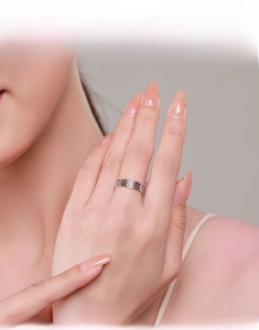 Dettaglio dell'anello in argento S925 con motivo a cuore cavo sul dito di una modella