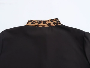 Detail des Rückenkragens mit Leopardenmuster-Kontrast auf schwarzem Langarmshirt