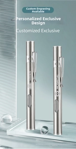 Détail d'une lampe stylo médicale en acier inoxydable avec logos d'hôpital gravés sur le corps