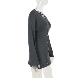 Détail de la robe en maille gris foncé avec col en V, texture côtelée et fronces à la taille
