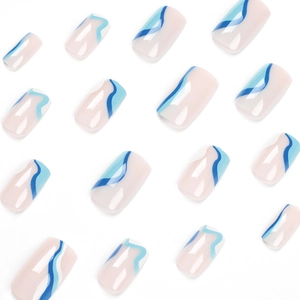 Faux ongles carrés moyens avec motifs de vagues bleues et blanches sur base claire