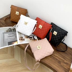 Quilted Crossbody Bag PU Leather Small Shoulder Bag With Gold Metal Lock Elegant Fashionable For Women