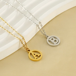 Colliers avec pendentifs lettres A et B ajourés en or 18 carats et argent