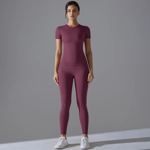 Dettaglio del completo yoga bordeaux con top a maniche corte elastico e asciugatura rapida
