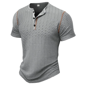 Détail du t-shirt Henley gris foncé avec texture nid d'abeille et coutures oranges