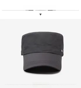 Detail einer dunkelgrauen Military-Mütze mit seitlichem Metalllogo und Ziernähten