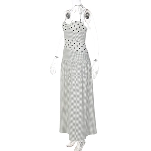 Dettaglio dell'abito bianco a pois neri vintage con scollo all'americana e balze