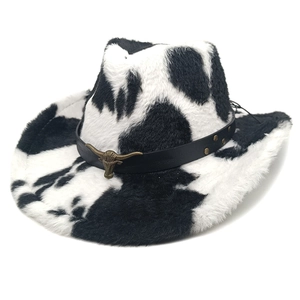 Dettaglio dell'ornamento a testa di toro vintage sul cappello da cowboy con stampa mucca
