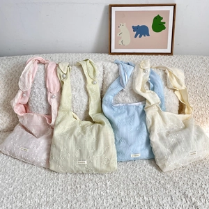 Détails de broderie florale sur sacs en mousseline avec anse en perles en quatre couleurs
