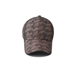 Détail de la casquette de baseball en similicuir marron avec motif de feuilles