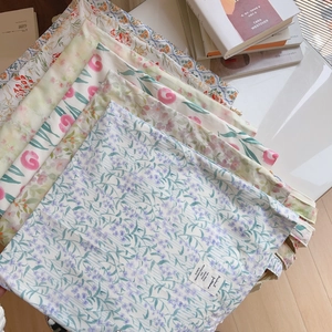 Sacs cabas en coton empilés avec motifs floraux de lavande et tulipes de style français