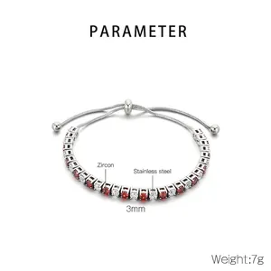 Détail du bracelet réglable en acier inoxydable avec zircons rouges et blancs 3mm