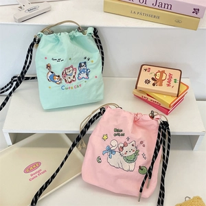 Detailansicht der bestickten Katzen-Beuteltaschen in Pastellrosa und Grün