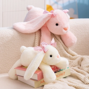 Peluche lapin aux longues oreilles couchée rose et blanche avec nœuds à carreaux