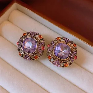Boucles d'oreilles baroques vintage avec cristal violet et strass colorés sur velours