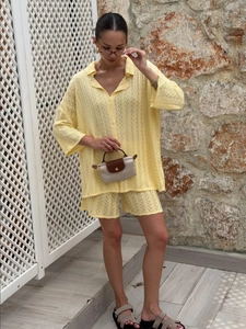 Ensemble d'été jaune pour femme avec haut polo en maille ajourée et short assorti