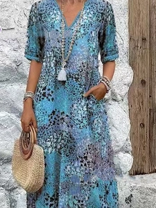 Détail de l'imprimé floral bohème sur une robe longue à col en V aux motifs bleus et violets
