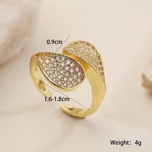 Makroaufnahme Goldring mit Zirkonia-Blättern, 0,9cm Breite und 1,6-1,8cm Innendurchmesser