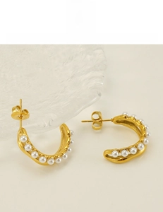 Detail of 18K gold C-shaped earrings with pearls showing lead-free and nickel-free quality