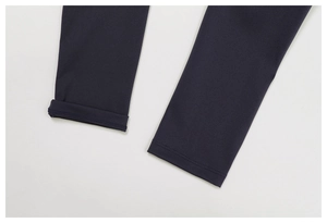 Detailaufnahme der Doppelnadelstiche und Innennähte am Saum der Yogahose